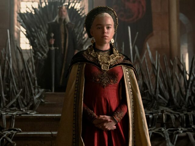 Milly Alcock em destaque e o Trono de Ferro de A Casa do Dragão ao fundo