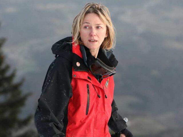 A atriz Naomi Watts no filme Tempestade Infinita