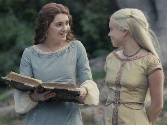 As atrizes Emily Carey (à esq.) e Milly Alcock em A Casa do Dragão