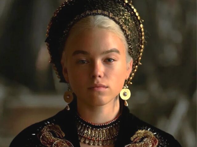 A atriz Milly Alcock em A Casa do Dragão