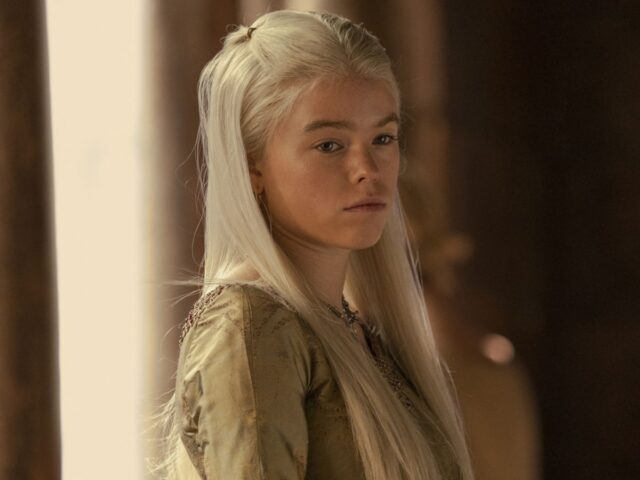 A atriz Milly Alcock em A Casa do Dragão