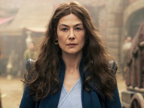 Rosamund Pike em cena de A Roda do Tempo