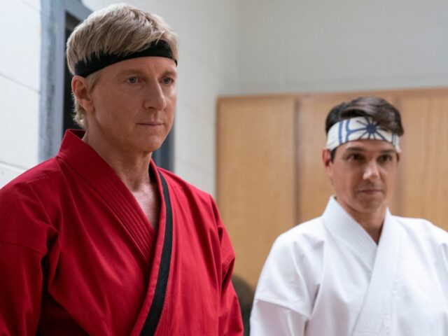 William Zabka (à esq.) e Ralph Macchio em Cobra Kai William Zabka (à esq.) e Ralph Macchio em Cobra Kai