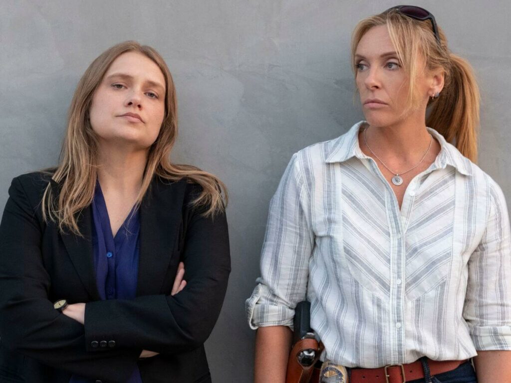 Merritt Wever (à esq.) e Toni Collette na minissérie Inacreditável