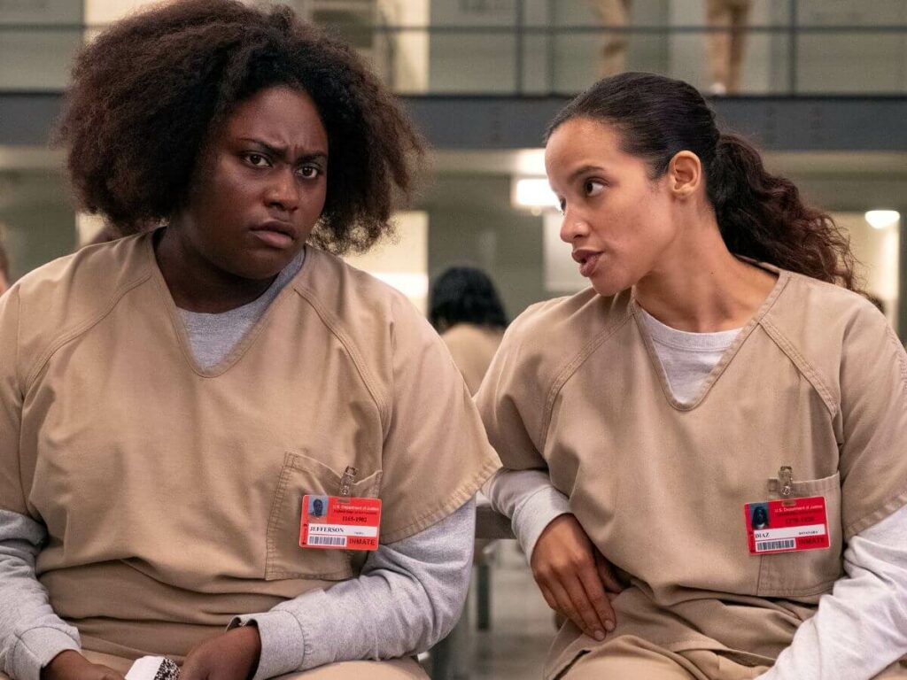 Danielle Brooks (à esq.) com Dascha Polanco em Orange Is the New Black