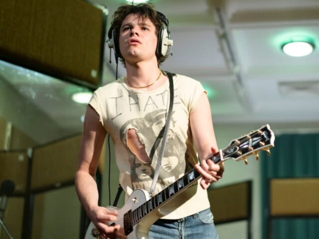 O ator Toby Wallace na minissérie Pistol