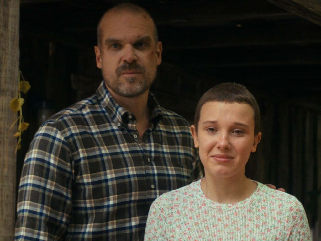 David Harbour ao lado de Millie Bobby Brown em Stranger Things 4