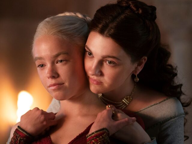 Milly Alcock (à esq.) e Emily Carey em A Casa do Dragão