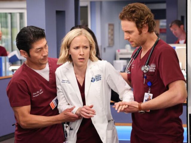 Brian Tee (à esq.), Jessy Schram e Nick Gehlfuss na 8ª temporada de Chicago Med Brian Tee (à esq.), Jessy Schram e Nick Gehlfuss na 8ª temporada de Chicago Med
