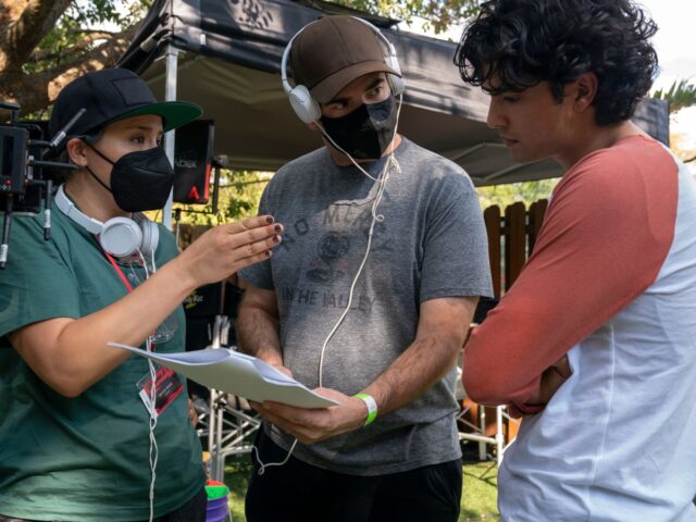 Bastidores da 5ª temporada de Cobra Kai; máscara obrigatória Bastidores da 5ª temporada de Cobra Kai; máscara obrigatória