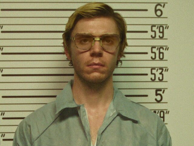 Evan Peters em cena de Dahmer: Um Canibal Americano