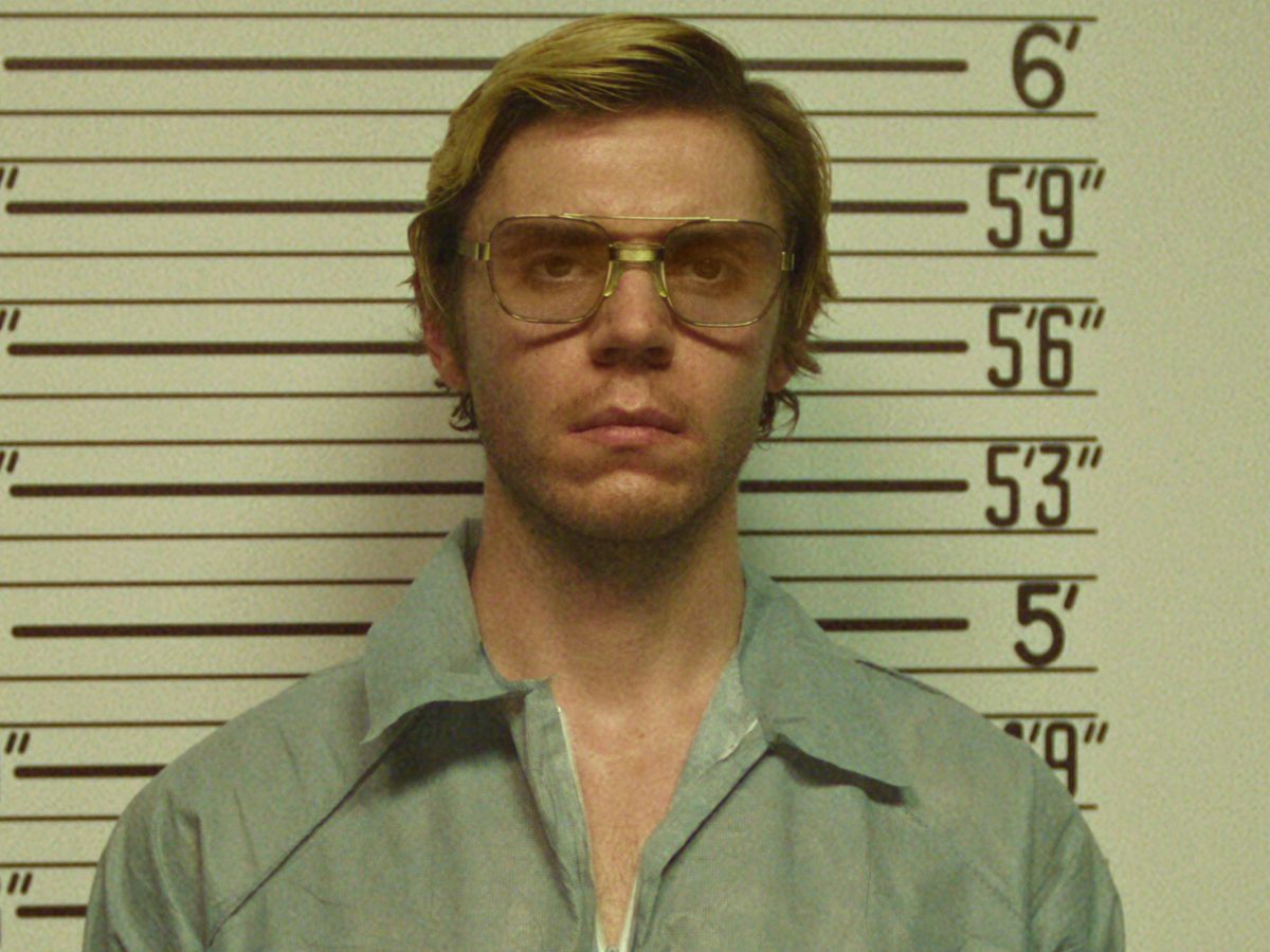 Evan Peters em cena de Dahmer: Um Canibal Americano