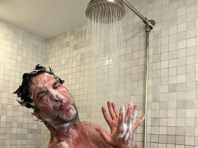 David Schwimmer lava o cabelo e brinca com Jennifer Aniston