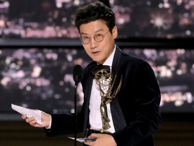 Hwang Dong-hyuk com o Emmy de melhor direção por Round 6 Hwang Dong-hyuk com o Emmy de melhor direção por Round 6