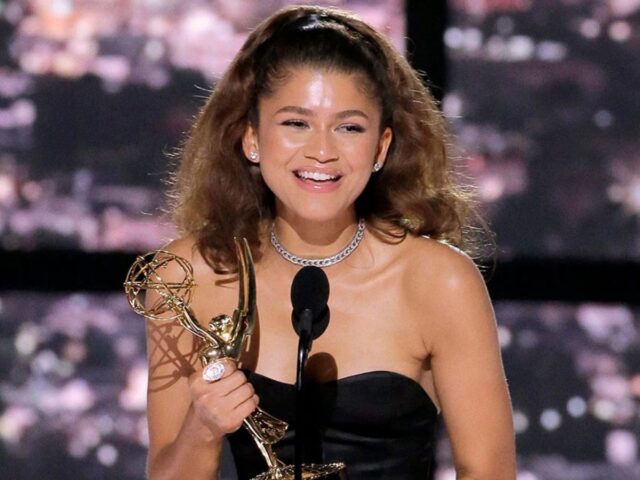Zendaya com o Emmy ganho por Euphoria Zendaya com o Emmy ganho por Euphoria