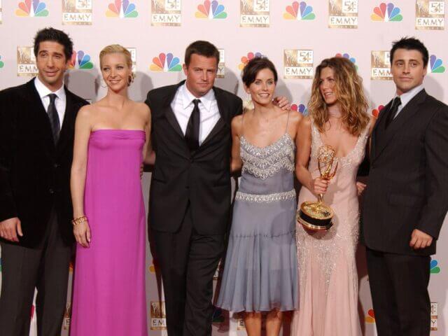 Elenco de Friends em foto pós-Emmy de 2002