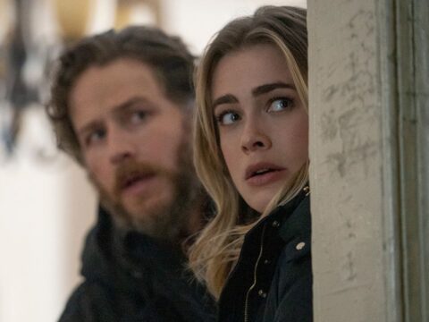 Josh Dallas (ao fundo) e Melissa Roxburgh na 4ª temporada de Manifest Josh Dallas (ao fundo) e Melissa Roxburgh na 4ª temporada de Manifest