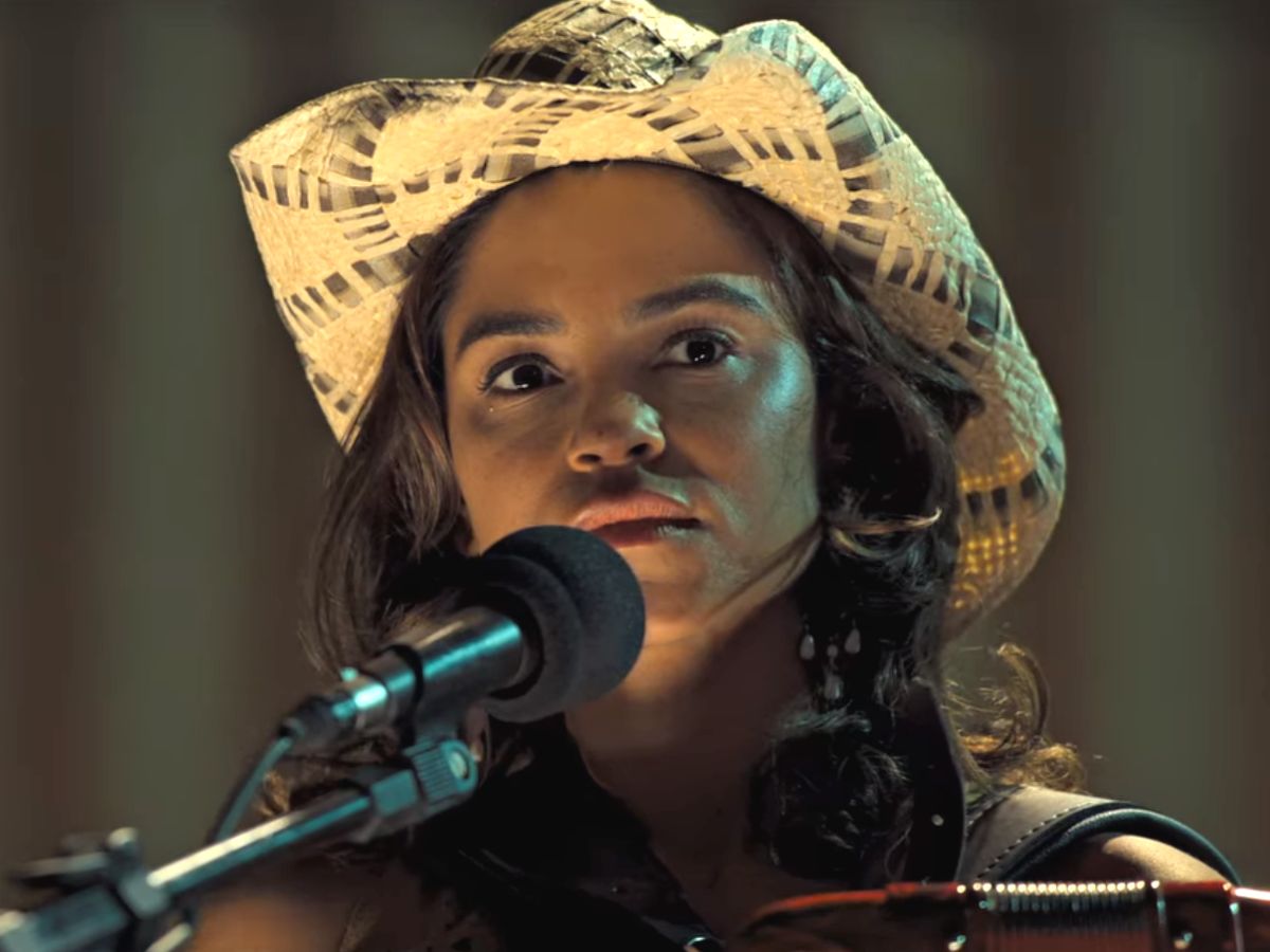 A atriz Lucy Alves em Só Se For Por Amor
