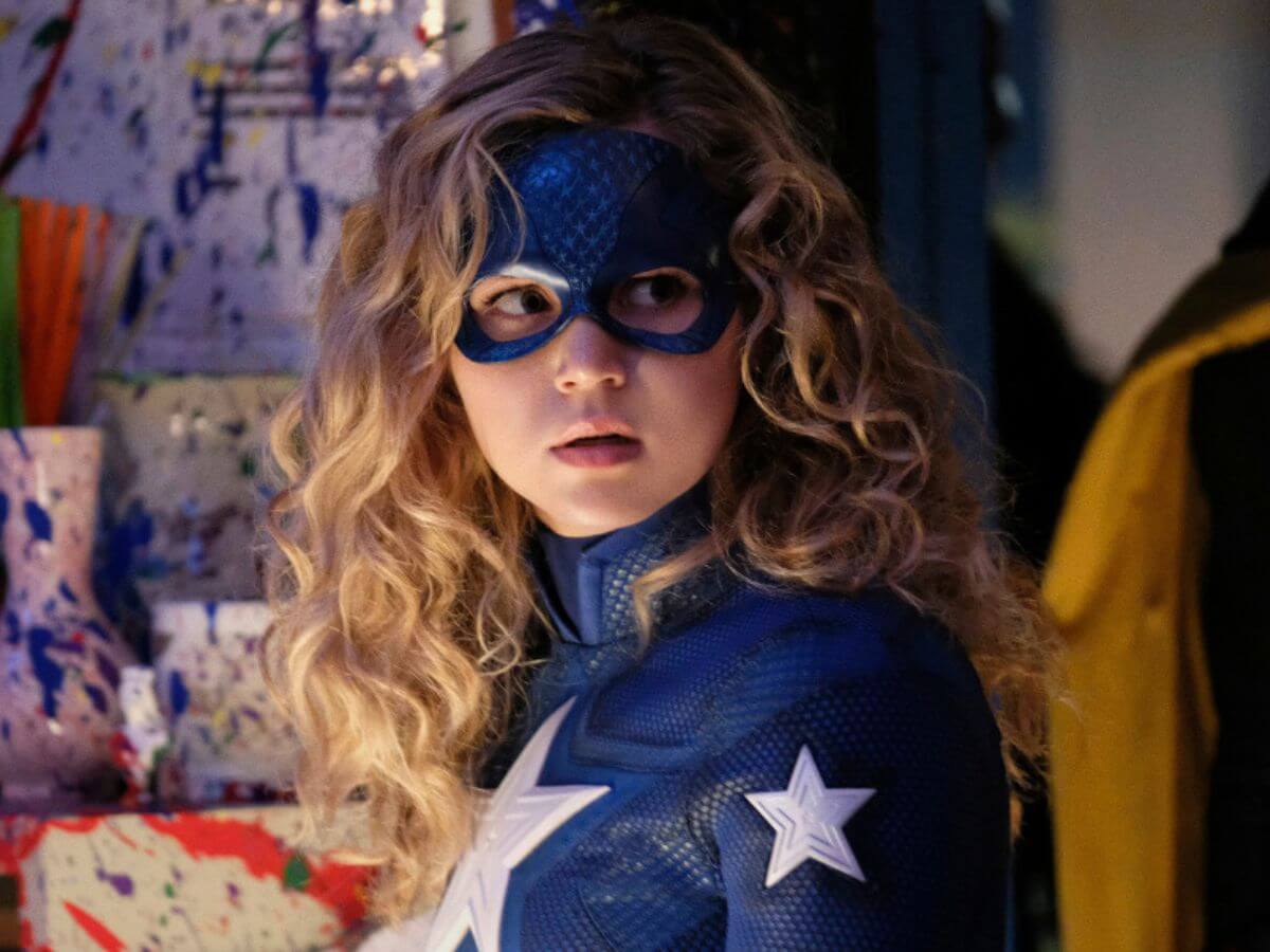 A atriz Brec Bassinger na série Stargirl