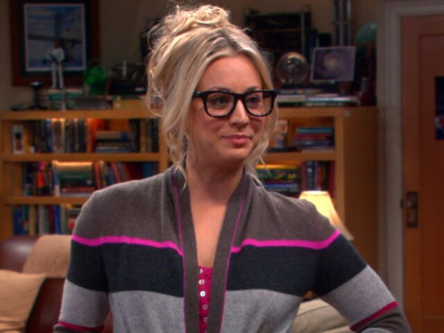 Kaley Cuoco na pele de Penny (versão nerd) em The Big Bang Theory