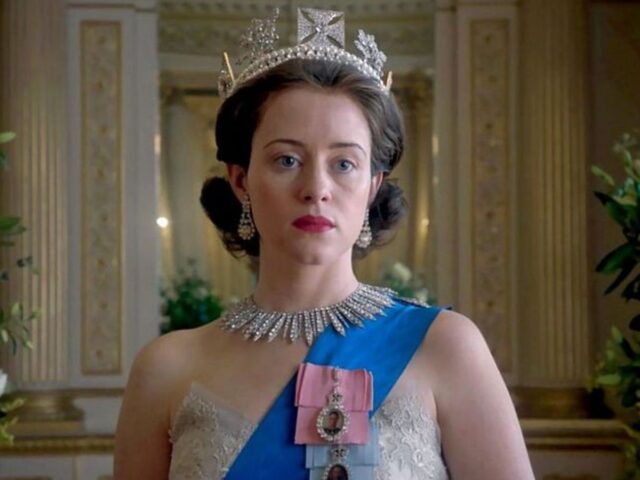 Claire Foy na pele da rainha Elizabeth 2ª em The Crown Claire Foy na pele da rainha Elizabeth 2ª em The Crown