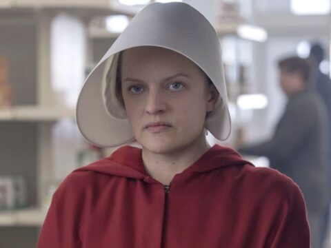 Elisabeth Moss em cena de The Handmaid's Tale