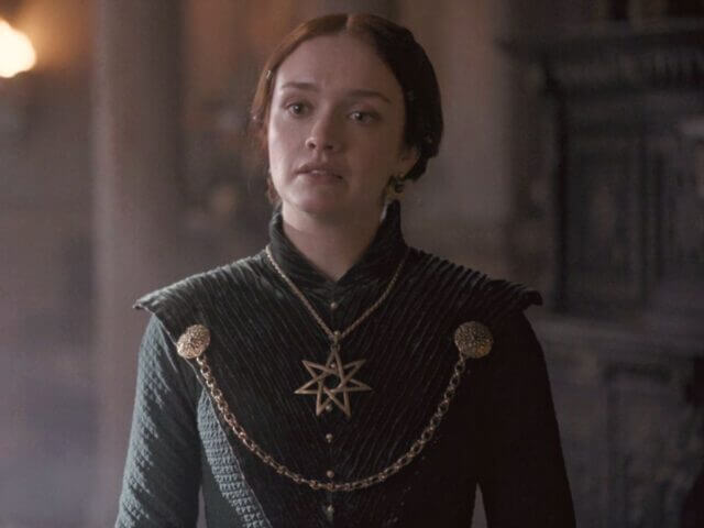 Alicent (Olivia Cooke) com um colar religioso em A Casa do Dragão Alicent (Olivia Cooke) com um colar religioso em A Casa do Dragão