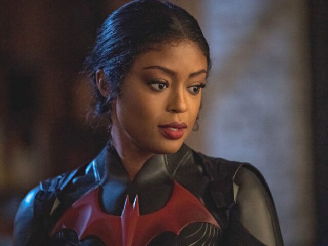 Javicia Leslie em cena da série Batwoman