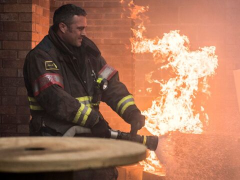 Taylor Kinney em cena de Chicago Fire