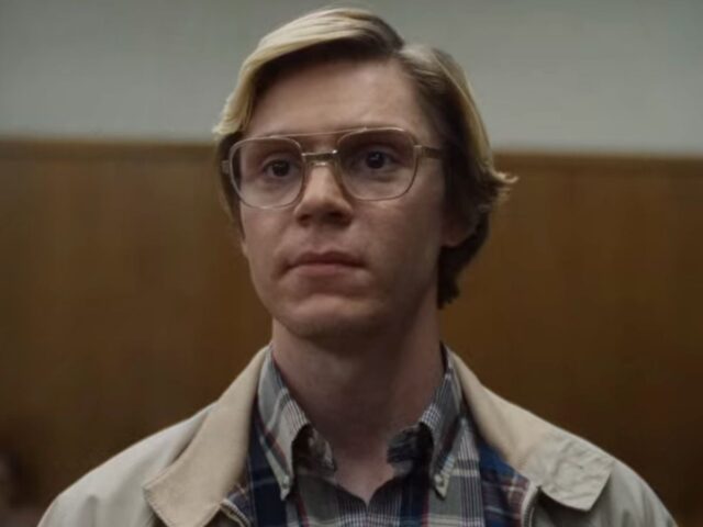 Evan Peters na minissérie Dahmer: Um Canibal Americano