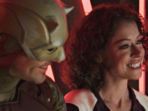 Charlie Cox com Tatiana Maslany em episódio de Mulher-Hulk