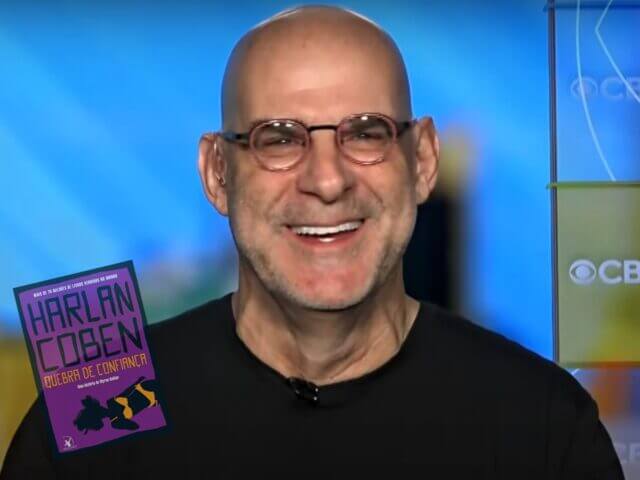 O escritor Harlan Coben durante entrevista à rede CBS, neste ano