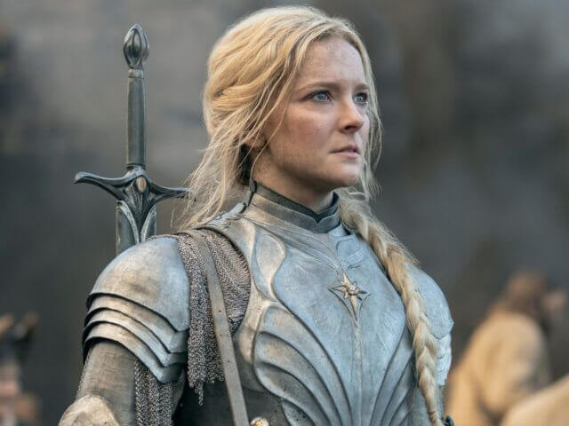 Morfydd Clark na primeira temporada de Os Anéis de Poder