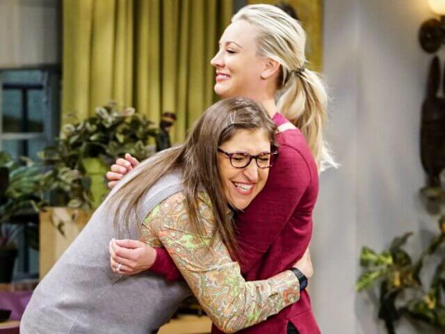 Mayim Bialik abraça Kaley Cuoco em The Big Bang Theory