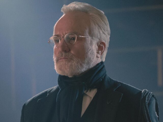 Bradley Whitford na pele do Comandante Lawrence em The Handmaid's Tale Bradley Whitford na pele do Comandante Lawrence em The Handmaid's Tale