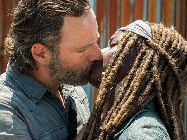 Andrew Lincoln e Danai Gurira se beijam em The Walking Dead Andrew Lincoln e Danai Gurira se beijam em The Walking Dead