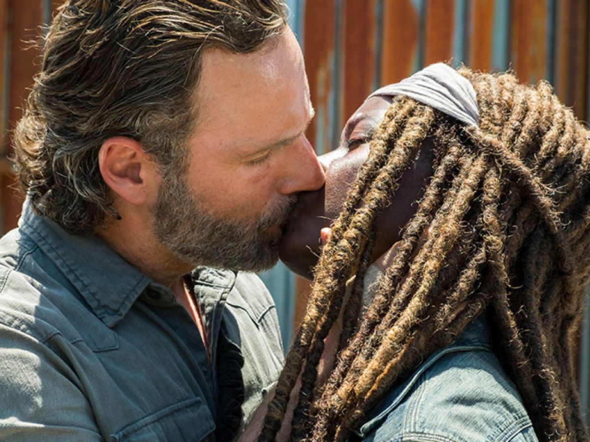 Andrew Lincoln e Danai Gurira se beijam em The Walking Dead