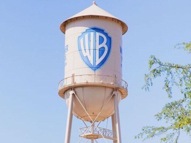 Icônica caixa d'água do estúdio da Warner Bros. Discovery