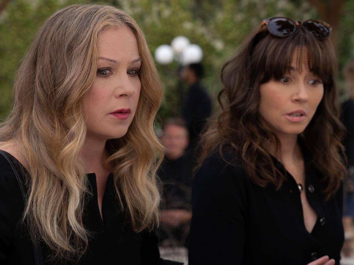 Christina Applegate (à esq.) e Linda Cardellini em Disque Amiga Para Matar