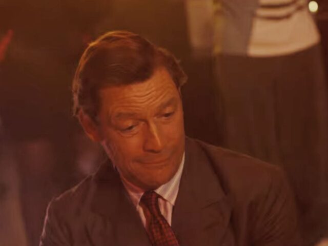 Na pele de Charles, Dominic West vai até o chão em The Crown