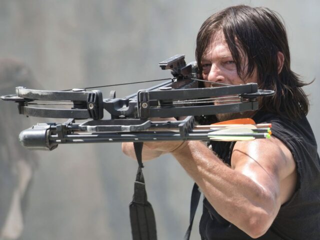 Norman Reedus com a arma icônica do personagem Daryl em The Walking Dead
