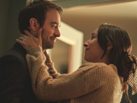 Charlie Cox com Oona Chaplin em cena de Traição Charlie Cox com Oona Chaplin em cena de Traição