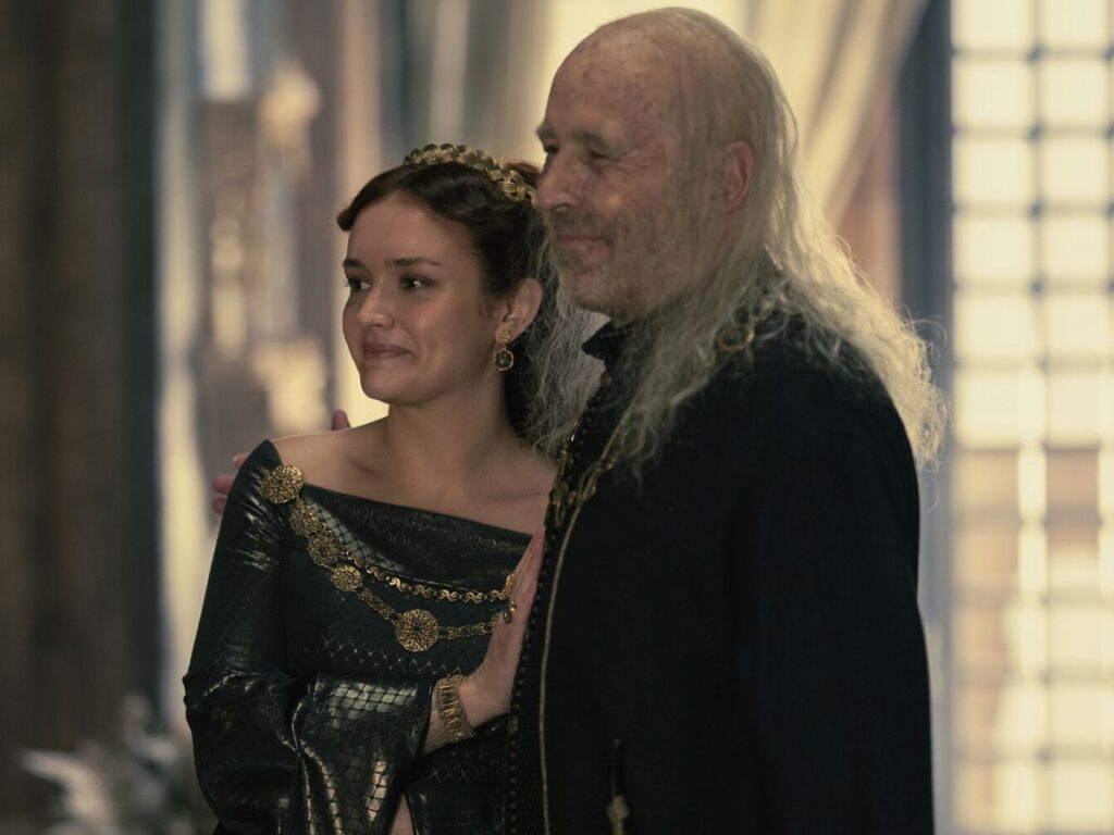 Olivia Cooke com Paddy Considine em A Casa do Dragão