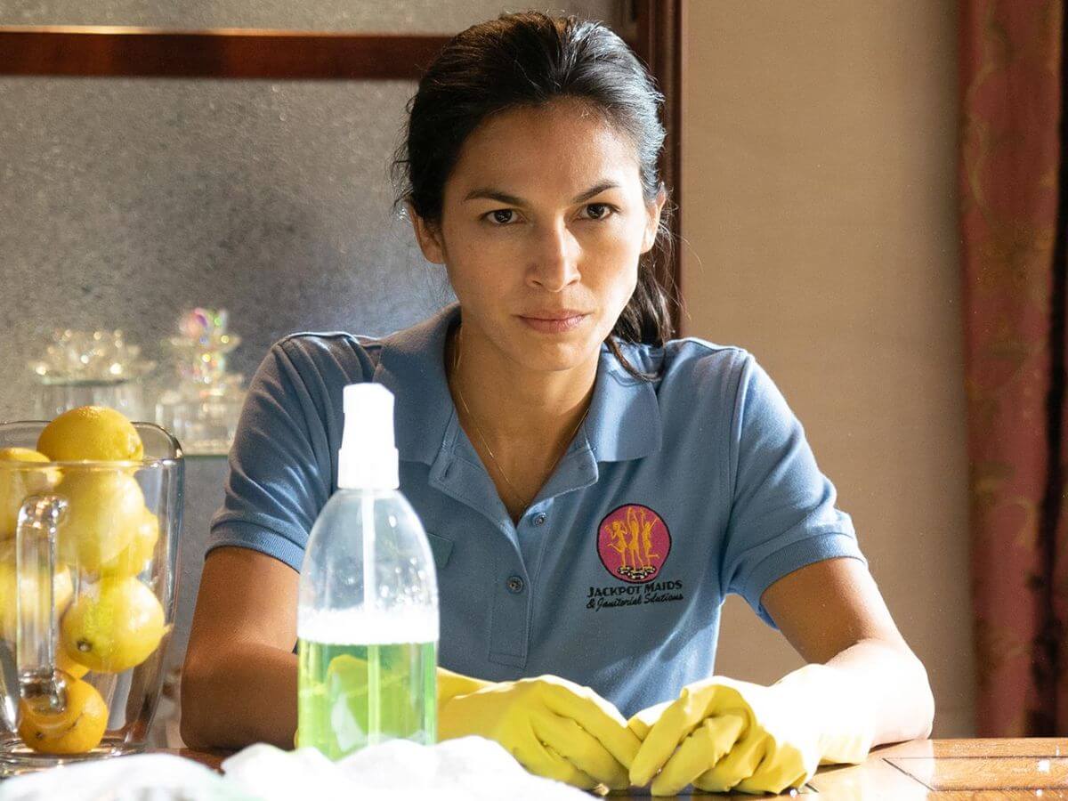 Élodie Yung na série A Faxineira