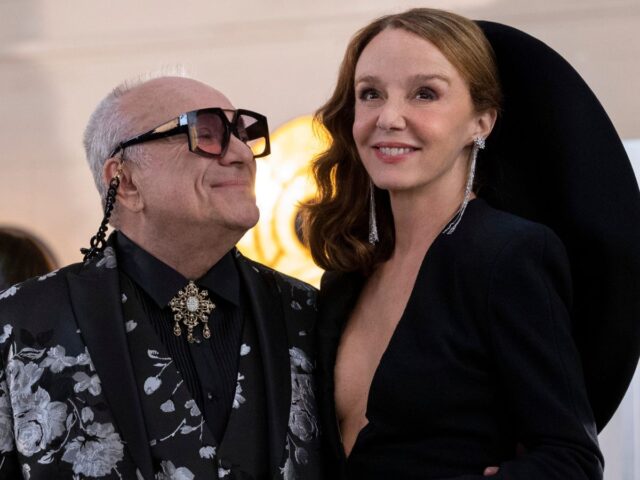 Jean-Christophe Bouvet com Philippine Leroy-Beaulieu na 3ª temporada de Emily em Paris Jean-Christophe Bouvet com Philippine Leroy-Beaulieu na 3ª temporada de Emily em Paris