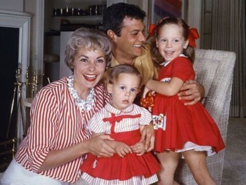 A atriz Janet Leigh abraça a filha Jamie Lee Curtis, uma nepo baby das antigas A atriz Janet Leigh abraça a filha Jamie Lee Curtis, uma nepo baby das antigas