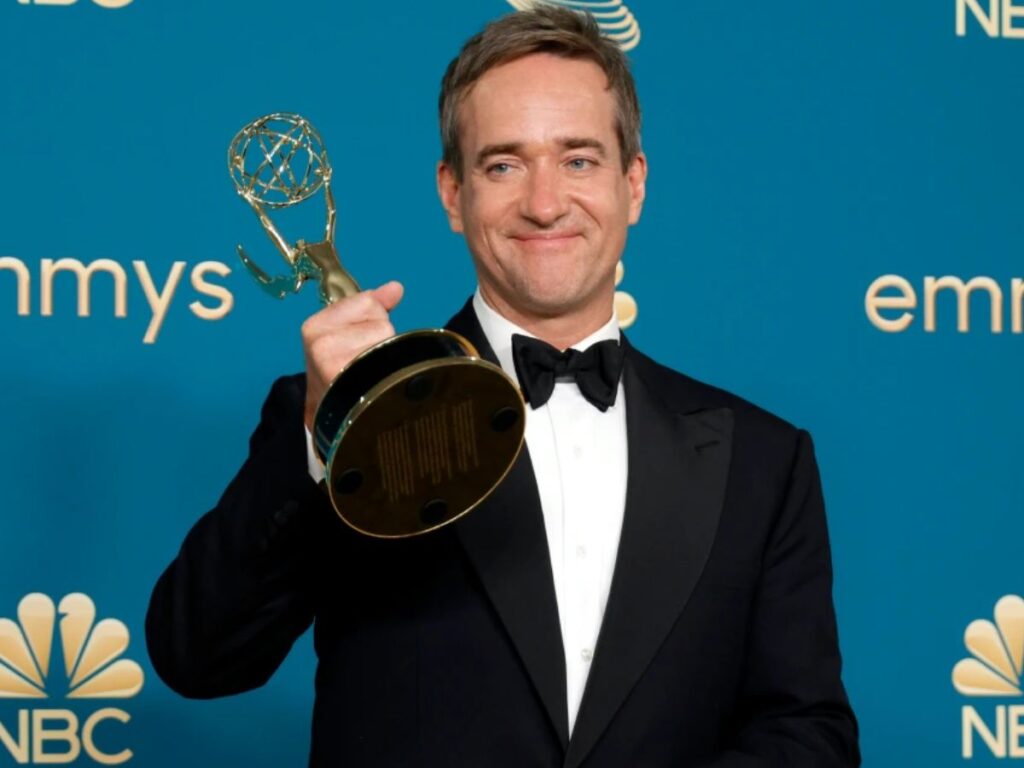 Matthew Macfadyen com o Emmy que ganhou na edição de 2022