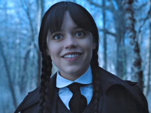 Jenna Ortega sorri em episódio de Wandinha