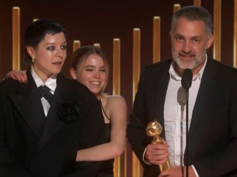Emma D'Arcy (à esq.), Milly Alcock e Miguel Sapochnik aceitam o Globo de Ouro de melhor drama por A Casa do Dragão