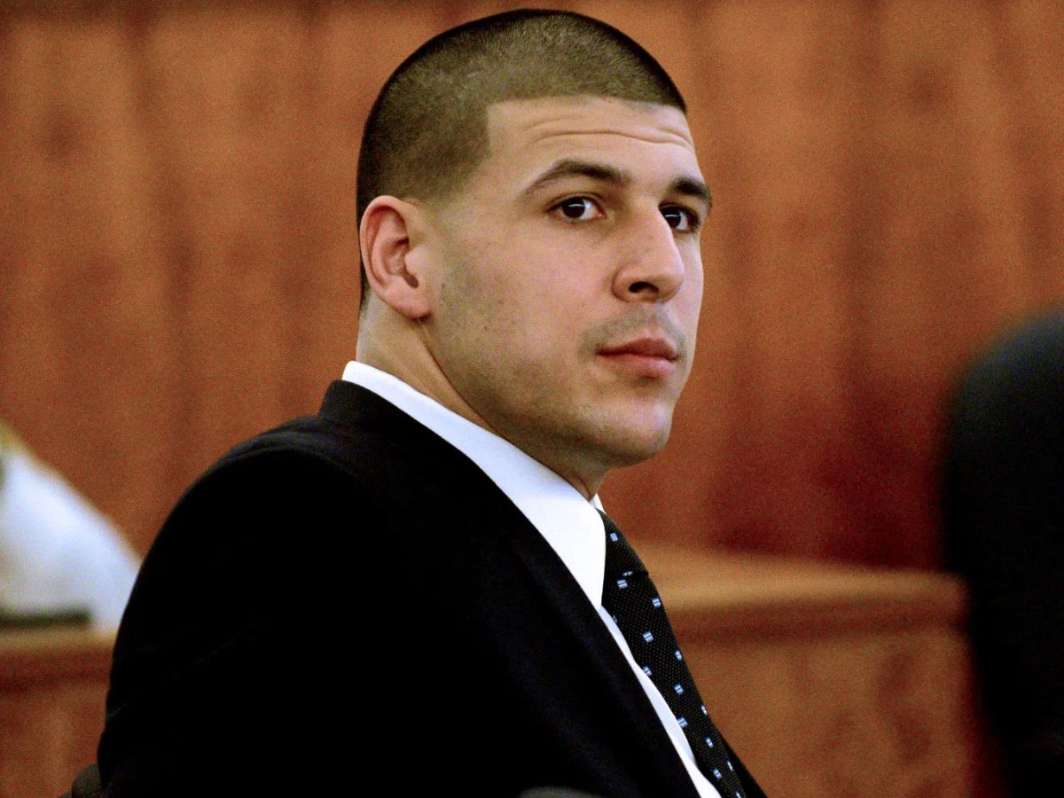 Aaron Hernandez em tribunal; vida do ex-jogador da NFL será tema de nova série